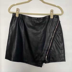 Zara Black Faux Leather Mini Skirt w/ Zip Front - Size Medium